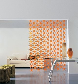 Una quinta da fissare a parete o a soffitto formata da elementi in tecnopolimero traslucido che si possono aggregare all’infinito ed è sospesa attraverso un cavo di acciaio e dei supporti in metallo cromato. Costa 43 euro al metro quadrato (la confezione da 25 pezzi). Geko di Caimi Brevetti www.caimi.it Una quinta da fissare a parete o a soffitto formata da elementi in tecnopolimero traslucido che si possono aggregare all’infinito ed è sospesa attraverso un cavo di acciaio e dei supporti in metallo cromato. Costa 43 euro al metro quadrato (la confezione da 25 pezzi). Geko di Caimi Brevetti www.caimi.it
