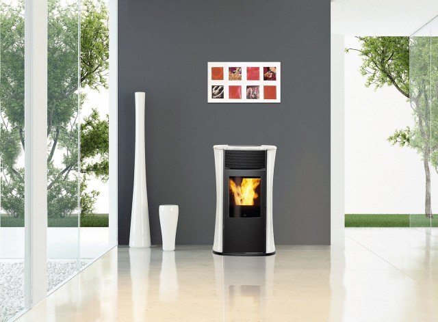 Regola in automatico la combustione la stufa a pellet che misura L 58 x P 56 x H 96 cm; prezzo da rivenditore Mya di Edilkamin www.edilkamin.com Regola in automatico la combustione la stufa a pellet che misura L 58 x P 56 x H 96 cm; prezzo da rivenditore Mya di Edilkamin www.edilkamin.com