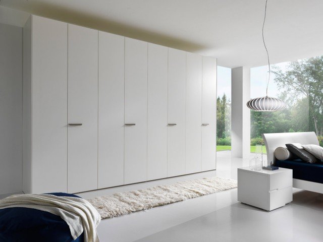 Di Giessegi l’armadio laccato bianco opaco con ante a battente di forte spessore (22 mm). Misura L 369 x P 60 x H 262 cm. Prezzo per il modulo di L 100 cm: 350 euro.www. giessegi.it Di Giessegi l’armadio laccato bianco opaco con ante a battente di forte spessore (22 mm). Misura L 369 x P 60 x H 262 cm. Prezzo per il modulo di L 100 cm: 350 euro.www. giessegi.it