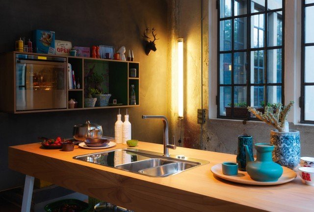 4. In acciaio inox con finitura satinata il lavello a una vasca con gocciolatoio SNX 211 della serie Sinos di Franke. In foto è abbinato a vaschetta per il lavaggio di frutta e verdura, della stessa linea fa parte anche il tagliere opzionale. Misura L 78 x P 51 cm. Prezzo 854 euro, la vaschetta 94 euro, il tagliere 107 euro. www.franke.com 4. In acciaio inox con finitura satinata il lavello a una vasca con gocciolatoio SNX 211 della serie Sinos di Franke. In foto è abbinato a vaschetta per il lavaggio di frutta e verdura, della stessa linea fa parte anche il tagliere opzionale. Misura L 78 x P 51 cm. Prezzo 854 euro, la vaschetta 94 euro, il tagliere 107 euro. www.franke.com