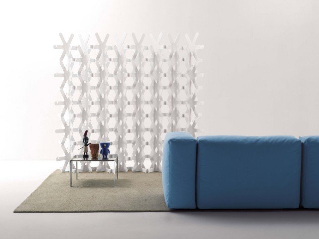 Il paravento è formato da 36 moduli in materiale plastico (ABS) a forma di fiocco di neve stilizzato; è possibile creare combinazioni diverse per adattarsi alle diverse esigenze e scegliere fra le varianti bianco o antracite Misura L 100 x P 30,5 x H 181 cm e costa 830 euro. Yuki di Cappellini www.cappellini.it Il paravento è formato da 36 moduli in materiale plastico (ABS) a forma di fiocco di neve stilizzato; è possibile creare combinazioni diverse per adattarsi alle diverse esigenze e scegliere fra le varianti bianco o antracite Misura L 100 x P 30,5 x H 181 cm e costa 830 euro. Yuki di Cappellini www.cappellini.it