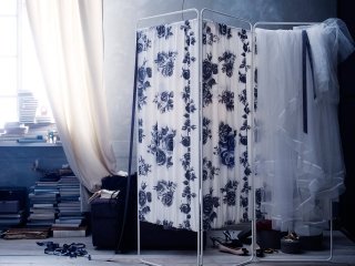Ricorda i modelli rétro e ha la struttura in acciaio, quando non serve si ripiega facilmente e il tessuto fiorato misto cotone è lavabile in lavatrice. Misura L 166 x H 171 cm e costa 39,99 euro. Jordet di Ikea www.ikea.it Ricorda i modelli rétro e ha la struttura in acciaio, quando non serve si ripiega facilmente e il tessuto fiorato misto cotone è lavabile in lavatrice. Misura L 166 x H 171 cm e costa 39,99 euro. Jordet di Ikea www.ikea.it