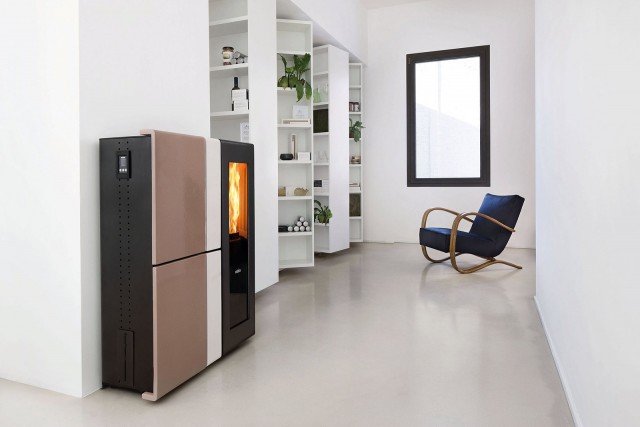 Si adatta a spazi ristretti come pianerottoli e corridoi la stufa dalla forma slanciata, che vanta una profondità di soli 30 cm. In più, grazie al rivestimento in ceramica di pregio, disponibile in vari colori, diventa un elemento d’arredo. Snella di Ravelli www.ravelligroup.it Si adatta a spazi ristretti come pianerottoli e corridoi la stufa dalla forma slanciata, che vanta una profondità di soli 30 cm. In più, grazie al rivestimento in ceramica di pregio, disponibile in vari colori, diventa un elemento d’arredo. Snella di Ravelli www.ravelligroup.it