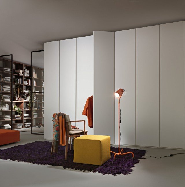 Fa parte della collezione Armadio al Centimetro, Conca di Lema, qui con ante a battente, è un sistema flessibile che offre la massima libertà progettuale grazie all’ampia gamma di moduli disponibili. Misura di un modulo da L 45 x P 60 x H 227. Prezzo 245 euro. www.lema.it Fa parte della collezione Armadio al Centimetro, Conca di Lema, qui con ante a battente, è un sistema flessibile che offre la massima libertà progettuale grazie all’ampia gamma di moduli disponibili. Misura di un modulo da L 45 x P 60 x H 227. Prezzo 245 euro. www.lema.it