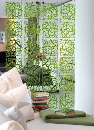 8. Una tenda/ divisorio costituita da elementi decorativi in materiale plastico verde trasparente per separare una zona del living creando un effetto vedo non vedo. Ogni elemento misura L 27 x P 27 e costa 6,45 euro cad. Pi:p di Koziol distribuito da Merito www.merito.it 8. Una tenda/ divisorio costituita da elementi decorativi in materiale plastico verde trasparente per separare una zona del living creando un effetto vedo non vedo. Ogni elemento misura L 27 x P 27 e costa 6,45 euro cad. Pi:p di Koziol distribuito da Merito www.merito.it