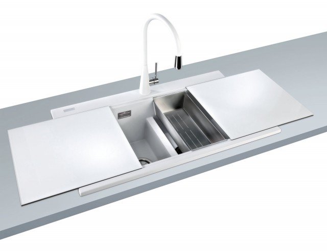 8. Lavello a due vasche Kinga LX8620 di Telma Guzzini in materiale contraddistinto dal marchio Ariapura che certifica la presenza di nanoparticelle di biossido di titanio. Un componente naturale che si attiva in presenza di luce naturale e artificiale e rende il lavello repellente a sporco, calcare e batteri. La serie comprende anche il tagliere in cristallo e la vaschetta in acciaio inox. Misura L 86 x P 51 cm. Prezzo Iva esclusa :398 euro (lavello Telmagranit 2 vasche) 32 euro.(un tagliere) 79 euro (il cestello inox) www.telmacucina.it 8. Lavello a due vasche Kinga LX8620 di Telma Guzzini in materiale contraddistinto dal marchio Ariapura che certifica la presenza di nanoparticelle di biossido di titanio. Un componente naturale che si attiva in presenza di luce naturale e artificiale e rende il lavello repellente a sporco, calcare e batteri. La serie comprende anche il tagliere in cristallo e la vaschetta in acciaio inox. Misura L 86 x P 51 cm. Prezzo Iva esclusa :398 euro (lavello Telmagranit 2 vasche) 32 euro.(un tagliere) 79 euro (il cestello inox) www.telmacucina.it