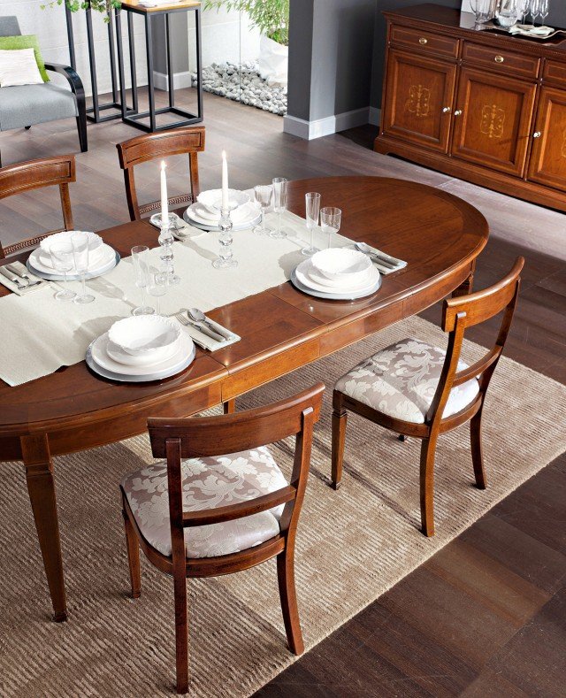 Ovale, il tavolo allungabile con struttura in faggio/ciliegio e piano e filetti intarsiati in acero e ciliegio misura L 167/247 x P 110 x H 79 cm e costa 2.418 euro Gelsomino di Le Fablier www.lefablier.com Ovale, il tavolo allungabile con struttura in faggio/ciliegio e piano e filetti intarsiati in acero e ciliegio misura L 167/247 x P 110 x H 79 cm e costa 2.418 euro Gelsomino di Le Fablier www.lefablier.com