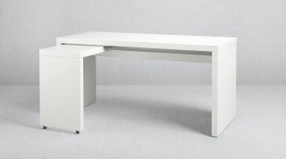 9. Piani sovrapposti Ha una linea squadrata il modello laccato bianco che è dotato di un secondo piano di lavoro da estrarre solo quando serve. Misura L 151 x P 65 x H 73 cm e costa 104,90 euro. Malm di Ikea. www.ikea.it 9. Piani sovrapposti Ha una linea squadrata il modello laccato bianco che è dotato di un secondo piano di lavoro da estrarre solo quando serve. Misura L 151 x P 65 x H 73 cm e costa 104,90 euro. Malm di Ikea. www.ikea.it
