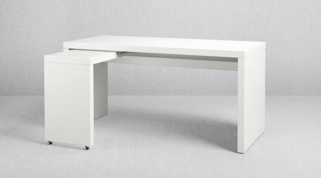 9. Piani sovrapposti Ha una linea squadrata il modello laccato bianco che è dotato di un secondo piano di lavoro da estrarre solo quando serve. Misura L 151 x P 65 x H 73 cm e costa 104,90 euro. Malm di Ikea. www.ikea.it 9. Piani sovrapposti Ha una linea squadrata il modello laccato bianco che è dotato di un secondo piano di lavoro da estrarre solo quando serve. Misura L 151 x P 65 x H 73 cm e costa 104,90 euro. Malm di Ikea. www.ikea.it