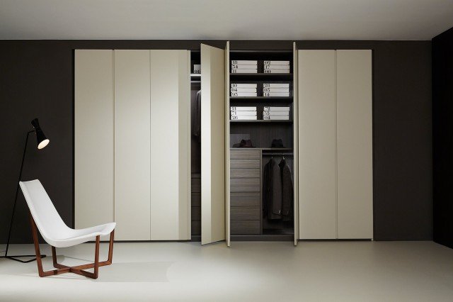 Aramdio della collezione Storage di Porro con anta a battente Rif e maniglia ricavata in una scanalatura nel pannello, un particolare architettonico che crea un motivo verticale pulito lasciando la superficie lineare, pur dotandola di movimento. Il sistema è modulare, con una tipologia a metà strada tra la cabina e l’armadio. Misure e prezzo a richiesta. www.porro.com Aramdio della collezione Storage di Porro con anta a battente Rif e maniglia ricavata in una scanalatura nel pannello, un particolare architettonico che crea un motivo verticale pulito lasciando la superficie lineare, pur dotandola di movimento. Il sistema è modulare, con una tipologia a metà strada tra la cabina e l’armadio. Misure e prezzo a richiesta. www.porro.com