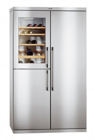 Il frigorifero side by side ha vano per il vino con capacità netta di 162 litri suddiviso in 5 ripiani in legno per 39 bottiglie e con temperatura gestibile da 6 a 16 °C. Misura L 109 x P 75 x H 185,5 cm. Prezzo da rivenditore. Perfekt Fit di Aeg-Electrolux www.aeg-electrolux.it Il frigorifero side by side ha vano per il vino con capacità netta di 162 litri suddiviso in 5 ripiani in legno per 39 bottiglie e con temperatura gestibile da 6 a 16 °C. Misura L 109 x P 75 x H 185,5 cm. Prezzo da rivenditore. Perfekt Fit di Aeg-Electrolux www.aeg-electrolux.it