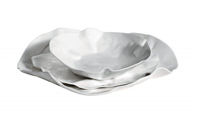 Quando i piatti spiccano per originalità di design o per il colore particolare, meglio abbinare una tovaglia sobria, in tinta unita. Artigianali, i piatti in porcellana “bone china” bianca, hanno la firma dell'artista; il set è composto da due piatti e una ciotola piccola, l'ingombro massimo è Ø 24 x H 5,5; prezzo da rivenditore. Adealaide di Driade www.driade.com Quando i piatti spiccano per originalità di design o per il colore particolare, meglio abbinare una tovaglia sobria, in tinta unita. Artigianali, i piatti in porcellana “bone china” bianca, hanno la firma dell'artista; il set è composto da due piatti e una ciotola piccola, l'ingombro massimo è Ø 24 x H 5,5; prezzo da rivenditore. Adealaide di Driade www.driade.com