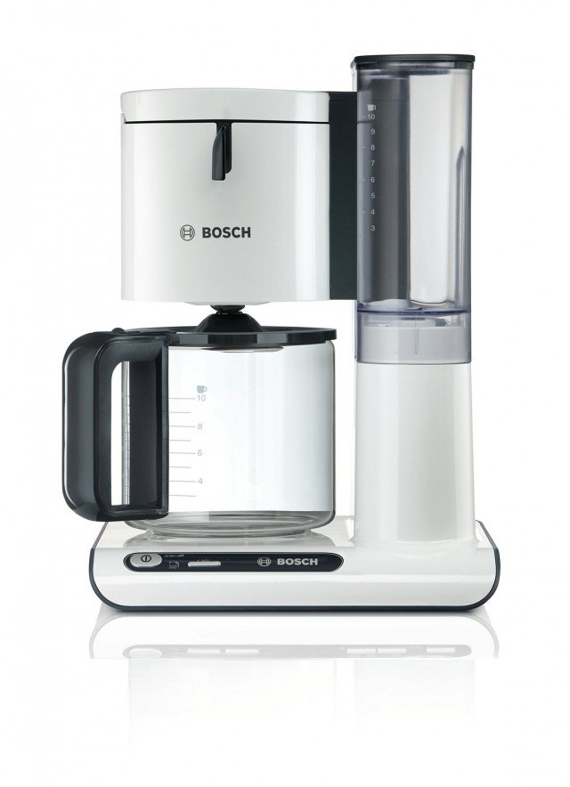 La macchina da caffè Styline TKA8011 di Bosch prepara10 tazze contemporaneamente e ha sistema Dual Heating per la temperatura del caffè sempre perfetta sia nell'infusione che al momento di berlo grazie al sistema per mantenerlo caldo. Con potenza di 1.160 watt, si spegne automaticamente dopo 2 ore. Prezzo 100,70 euro. www.bosch.it La macchina da caffè Styline TKA8011 di Bosch prepara10 tazze contemporaneamente e ha sistema Dual Heating per la temperatura del caffè sempre perfetta sia nell'infusione che al momento di berlo grazie al sistema per mantenerlo caldo. Con potenza di 1.160 watt, si spegne automaticamente dopo 2 ore. Prezzo 100,70 euro. www.bosch.it