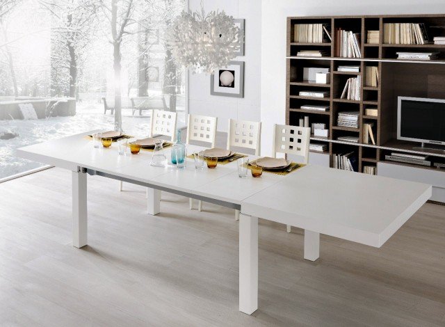 Il tavolo Art. 6800 di Giessegi, un modello lineare in legno bianco, ha la particolarità di avere 4 prolunghe, così si può ampliare il piano in modo differente a seconda della necessità. Laccato bianco, il tavolo ha piano in legno spessore 8 cm; misura L 170/324 x P 90 x H 75 cm e, Iva esclusa, costa 1.271 euro <strong>www.giessegi.it</strong> Il tavolo Art. 6800 di Giessegi, un modello lineare in legno bianco, ha la particolarità di avere 4 prolunghe, così si può ampliare il piano in modo differente a seconda della necessità. Laccato bianco, il tavolo ha piano in legno spessore 8 cm; misura L 170/324 x P 90 x H 75 cm e, Iva esclusa, costa 1.271 euro <strong>www.giessegi.it</strong>