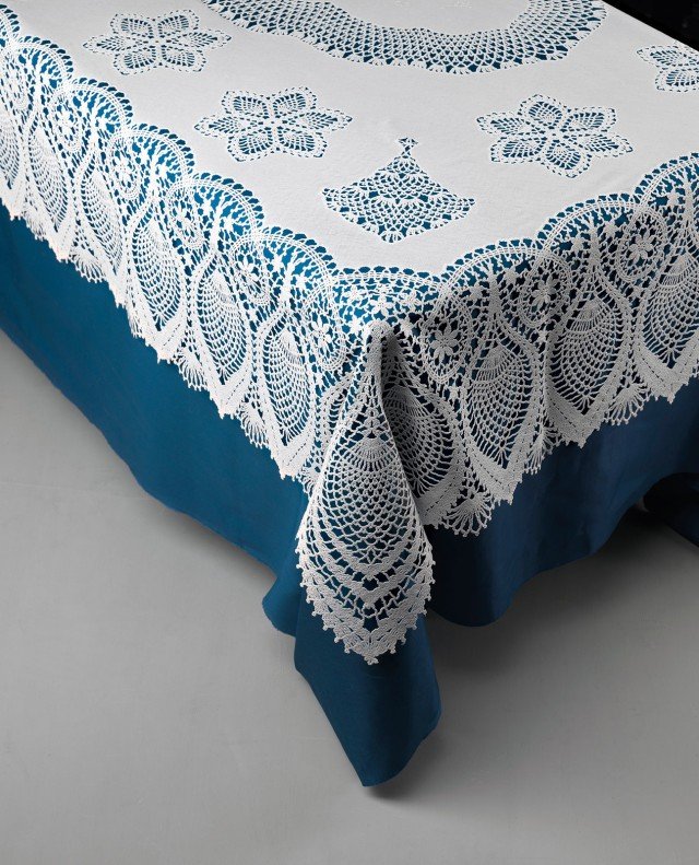 In pizzo macramé, ma di plastica: versione moderna della tovaglia della nonna, va accoppiata a un'altra in tinta unita a contrasto. Lavabile, la tovaglia in plastica bianca è proposta in due dimensioni; la più grande misura 150 x 260 e costa 60 euro Tovaglia di Mario Luca Giusti www.mariolucagiusti.com In pizzo macramé, ma di plastica: versione moderna della tovaglia della nonna, va accoppiata a un'altra in tinta unita a contrasto. Lavabile, la tovaglia in plastica bianca è proposta in due dimensioni; la più grande misura 150 x 260 e costa 60 euro Tovaglia di Mario Luca Giusti www.mariolucagiusti.com