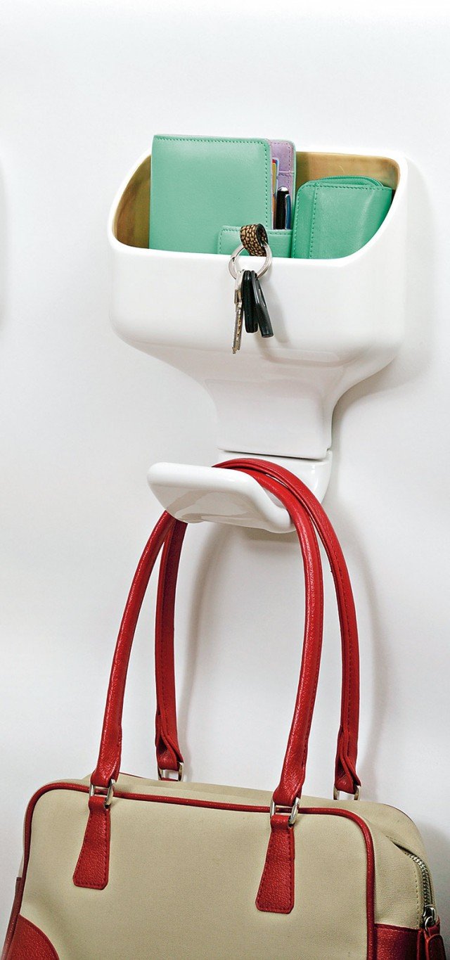Funziona anche come svuotatasche l'appendiabiti in ceramica e metallo proposto in vari colori; misura L 25 x P 7 x H 27 cm e nella versione base costa 169 euro Hook Box di Bosa www.bosatrade.com Funziona anche come svuotatasche l'appendiabiti in ceramica e metallo proposto in vari colori; misura L 25 x P 7 x H 27 cm e nella versione base costa 169 euro Hook Box di Bosa www.bosatrade.com