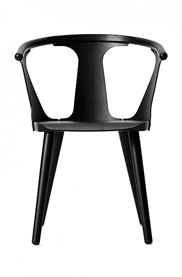 Ispirata alle classiche sedute del design nordico, la sedia ne reinterpreta le forme in modo innovativo. è in frassino laccato a poro aperto e impiallacciato stampato a compressione. Misura, Ø 90 x H 40 cm e costa 381 euro In Between di &Tradition Ispirata alle classiche sedute del design nordico, la sedia ne reinterpreta le forme in modo innovativo. è in frassino laccato a poro aperto e impiallacciato stampato a compressione. Misura, Ø 90 x H 40 cm e costa 381 euro In Between di &Tradition
