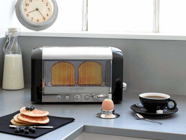 Il tostapane Toaster Vision ha lato trasparente per un migliore controllo sul grado di doratura. Il livello di tostatura, regolabile su 8 livelli, si ottiene grazie a quattro tubi al quarzo a infrarossi. E’ dotato di uno sportello con doppia parete isolante e ha potenza di 1.450 watt. Prezzo 200 euro. www.magimix.com Il tostapane Toaster Vision ha lato trasparente per un migliore controllo sul grado di doratura. Il livello di tostatura, regolabile su 8 livelli, si ottiene grazie a quattro tubi al quarzo a infrarossi. E’ dotato di uno sportello con doppia parete isolante e ha potenza di 1.450 watt. Prezzo 200 euro. www.magimix.com