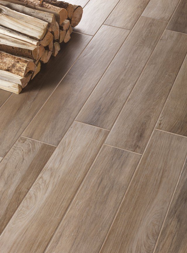 Un rivestimento che imita il legno, con un’alternanza di effetto lucido/matt, ma offre la praticità del gres porcellanato. Formato 15 x 90 cm, spessore 9 mm. Treverkmood di Marazzi (prezzo su preventivo) www.marazzi.it Un rivestimento che imita il legno, con un’alternanza di effetto lucido/matt, ma offre la praticità del gres porcellanato. Formato 15 x 90 cm, spessore 9 mm. Treverkmood di Marazzi (prezzo su preventivo) www.marazzi.it