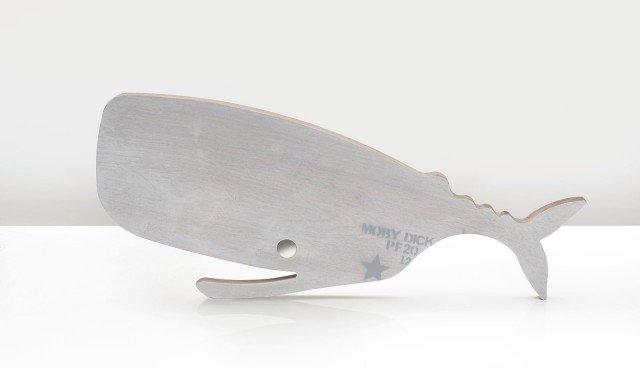 La sagoma di balena non è altro che un tagliere in legno sbiancato di noce canaletto. Misura 70 x 24 cm. Moby Dick coll. Pesce Fresco di KnIndustrie (costa 98 euro) www.knindustrie.it La sagoma di balena non è altro che un tagliere in legno sbiancato di noce canaletto. Misura 70 x 24 cm. Moby Dick coll. Pesce Fresco di KnIndustrie (costa 98 euro) www.knindustrie.it
