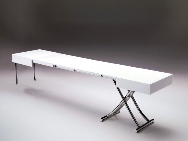Chiuso è un tavolino basso compatto, aperto il piano passa da 120 cm per arrivare fino a 320 cm. Anche l'altezza si regola al millimetro da 25 a 84 cm, grazie al meccanismo a gas. E tutto senza nessuna fatica. Ha piano e fascia laterale in cristallo, il tavolo con gambe in metallo e allunghe interne in nobilitato in tinta; misura L 120/320 x P 75 x H 25/84 cm e nella versione colorata costa 2.770,90 euro Magnum di Ozzio Design www.ozzio.com Chiuso è un tavolino basso compatto, aperto il piano passa da 120 cm per arrivare fino a 320 cm. Anche l'altezza si regola al millimetro da 25 a 84 cm, grazie al meccanismo a gas. E tutto senza nessuna fatica. Ha piano e fascia laterale in cristallo, il tavolo con gambe in metallo e allunghe interne in nobilitato in tinta; misura L 120/320 x P 75 x H 25/84 cm e nella versione colorata costa 2.770,90 euro Magnum di Ozzio Design www.ozzio.com