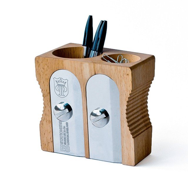 Il macro temperino diventa portapenne. In acciaio e legno massello di caucciù, misura L 12,6 x P 8,2 x H 12 cm. Sharpener Desk Tidy Deluxe di Suck Uk (costa 37,80 euro) www.goolp.it Il macro temperino diventa portapenne. In acciaio e legno massello di caucciù, misura L 12,6 x P 8,2 x H 12 cm. Sharpener Desk Tidy Deluxe di Suck Uk (costa 37,80 euro) www.goolp.it