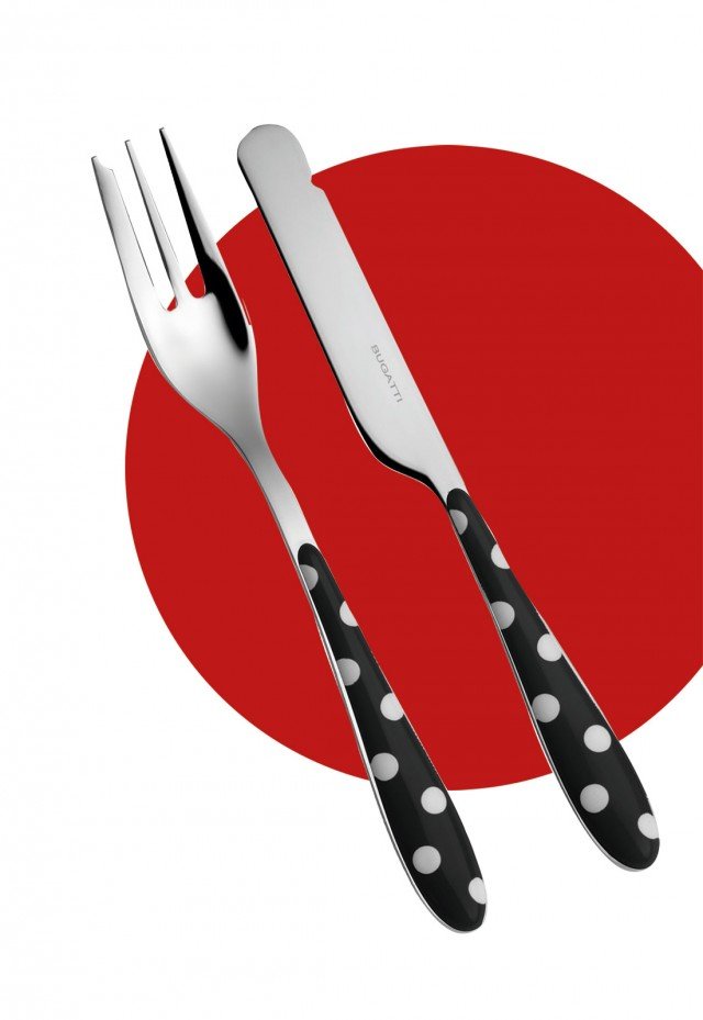 È il manico in plastica San, lucida e resistente, a rendere particolari le posate in acciaio inox 18/10, con spessore 2,5 mm. Di Bugatti, prezzo del coltello 5,95 euro; prezzo della forchetta 5,65 euro. www.casabugatti.com È il manico in plastica San, lucida e resistente, a rendere particolari le posate in acciaio inox 18/10, con spessore 2,5 mm. Di Bugatti, prezzo del coltello 5,95 euro; prezzo della forchetta 5,65 euro. www.casabugatti.com