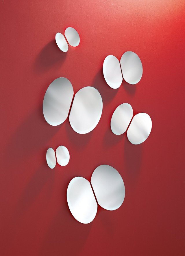 Il set Farfalle di Riflessi è formato da tre specchi (ciascuno composto da due elementi) montati su un supporto metallico e modellati a forma di ali; misura L 17 x H 22 cm, L 29 x H 38 cm e L 40 x H 52 cm; prezzo 250 euro.<strong>www.riflessisrl.it</strong> Il set Farfalle di Riflessi è formato da tre specchi (ciascuno composto da due elementi) montati su un supporto metallico e modellati a forma di ali; misura L 17 x H 22 cm, L 29 x H 38 cm e L 40 x H 52 cm; prezzo 250 euro.<strong>www.riflessisrl.it</strong>