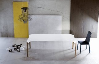 Il legno materico e caldo delle gambe è abbinato al Tecnoril®, un materiale a base di resina naturale, innovativo e tecnologico. Il risultato è un tavolo di grande eleganza e leggerezza visiva. Il tavolo, proposto con gambe in finitura wengé, naturale, cenere, grigio, ciliegio, noce canaletto, coke e altre, è disponibile nelle due dimensioni L 180 x P 90 x H 75 cm e L 240 x P 100 x H 75 cm; nella versione base costa 4.478 euro Unico di Riflessi ] www.riflessisrl.it