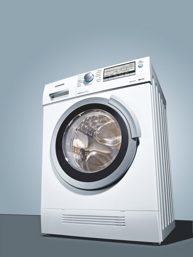 Appartiene alla serie iQ700 la lavasciuga WD14H540IT di Siemens, che funziona con tecnologia di condensazione ad aria cioè non consumando acqua durante l’asciugatura. In classe A, lava 7 kg e ne asciuga 4, ha riconoscimento automatico del carico e programmi speciali di asciugatura come quello della lanuggine. Misura L 60 x P 59 x H 84,2 cm. Prezzo 1.209 euro. www.siemens.it Appartiene alla serie iQ700 la lavasciuga WD14H540IT di Siemens, che funziona con tecnologia di condensazione ad aria cioè non consumando acqua durante l’asciugatura. In classe A, lava 7 kg e ne asciuga 4, ha riconoscimento automatico del carico e programmi speciali di asciugatura come quello della lanuggine. Misura L 60 x P 59 x H 84,2 cm. Prezzo 1.209 euro. www.siemens.it