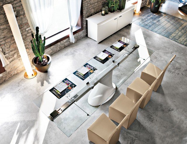 È allungabile il tavolo in vetro con basamento in agglomerato di marmo proposto in 8 diverse finiture. Misura L 200 (+ 2 allunghe da 50 cm l'una) x P 110 x H 75 cm. Nella versione base costa 4.377 euro Shanghai – T8062 di Tonin Casa www.tonincasa.it È allungabile il tavolo in vetro con basamento in agglomerato di marmo proposto in 8 diverse finiture. Misura L 200 (+ 2 allunghe da 50 cm l'una) x P 110 x H 75 cm. Nella versione base costa 4.377 euro Shanghai – T8062 di Tonin Casa www.tonincasa.it