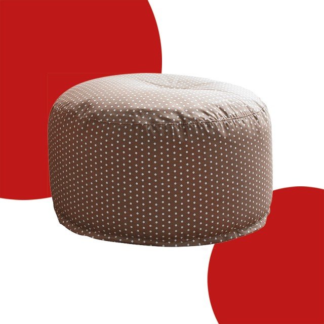 È delicato l’effetto dei piccoli pois sul rivestimento in cotone del pouf. Soft di Twils, con imbottitura in espanso, misura Ø 70 x H 40 cm; prezzo 393 euro. www.twils.it È delicato l’effetto dei piccoli pois sul rivestimento in cotone del pouf. Soft di Twils, con imbottitura in espanso, misura Ø 70 x H 40 cm; prezzo 393 euro. www.twils.it