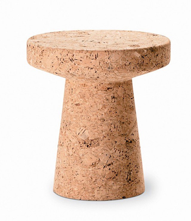 Sembra un tappo da champagne, ma è un tavolino/sgabello in sughero massello, tornito, dalla superficie non trattata. Misura Ø 31 x H 33 cm. .Cork Family, Modello C di Vitra costa 291 euro) www.vitra.com Sembra un tappo da champagne, ma è un tavolino/sgabello in sughero massello, tornito, dalla superficie non trattata. Misura Ø 31 x H 33 cm. .Cork Family, Modello C di Vitra costa 291 euro) www.vitra.com