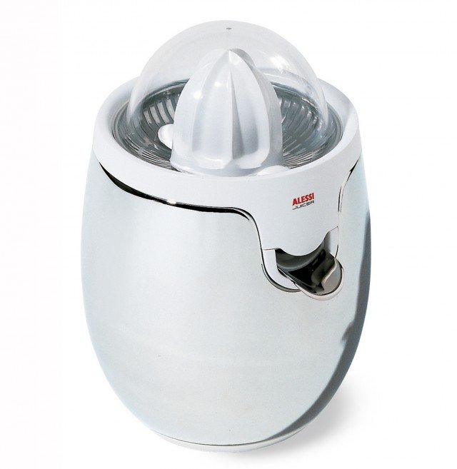 Lo spremiagrumi SG63 W di Alessi, dotato di un alloggiamento interno per avvolgere il cavo elettrico, è adatto a grandi e a piccoli agrumi. E’ di facile smontaggio, così come la griglia e la vaschetta, e ha tutti elementi lavabili in lavastoviglie. Il beccuccio da cui si versa può essere chiuso per interrompere il flusso della spremuta quando il bicchiere è pieno. Potenza 85 watt. Prezzo 150 euro. www.alessi.com Lo spremiagrumi SG63 W di Alessi, dotato di un alloggiamento interno per avvolgere il cavo elettrico, è adatto a grandi e a piccoli agrumi. E’ di facile smontaggio, così come la griglia e la vaschetta, e ha tutti elementi lavabili in lavastoviglie. Il beccuccio da cui si versa può essere chiuso per interrompere il flusso della spremuta quando il bicchiere è pieno. Potenza 85 watt. Prezzo 150 euro. www.alessi.com