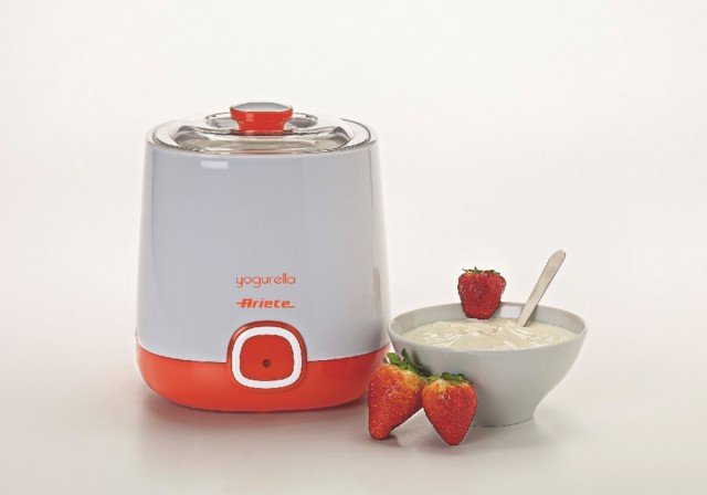 Yogurella Mod. 621 di Ariete è la yogurtiera compatta che riesce a preparare fino ad 1 litro di ottimo yogurt in 12 ore. Dotata di spia sul fronte che indica lo stato di funzionamento, ha anche un doppio coperchio che garantisce la massima igiene durante la preparazione. Prezzo 20 euro. www.ariete.net Yogurella Mod. 621 di Ariete è la yogurtiera compatta che riesce a preparare fino ad 1 litro di ottimo yogurt in 12 ore. Dotata di spia sul fronte che indica lo stato di funzionamento, ha anche un doppio coperchio che garantisce la massima igiene durante la preparazione. Prezzo 20 euro. www.ariete.net