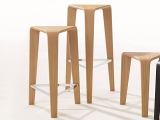 Con i suoi piani triangolari e la sua natura modulare, Ply di Arper è un sistema di tavolini e sgabelli che traduce in un’unica forma le linee fluide del legno. Progettato dallo studio Lievore Altherr Molina come un segno continuo che dal piano prosegue fino alla base, combina il calore del materiale a una forma dinamica e a un profilo minimale. Misura L 42 x P 41,5 cm, disponibile in tre altezze 44/64/76 cm e nei due colori rovere naturale e nero. Prezzo a partire da 360 euro. www.arper.com Con i suoi piani triangolari e la sua natura modulare, Ply di Arper è un sistema di tavolini e sgabelli che traduce in un’unica forma le linee fluide del legno. Progettato dallo studio Lievore Altherr Molina come un segno continuo che dal piano prosegue fino alla base, combina il calore del materiale a una forma dinamica e a un profilo minimale. Misura L 42 x P 41,5 cm, disponibile in tre altezze 44/64/76 cm e nei due colori rovere naturale e nero. Prezzo a partire da 360 euro. www.arper.com