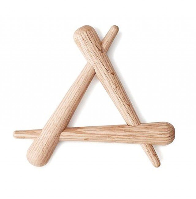 Il sottopentola è costituito da tre elementi in legno di quercia incastrati. Misura L 20 x P 3 x H 18 cm. Timber di Normann Copenhagen (costa 26 euro) www.normann-copenhagen.com Il sottopentola è costituito da tre elementi in legno di quercia incastrati. Misura L 20 x P 3 x H 18 cm. Timber di Normann Copenhagen (costa 26 euro) www.normann-copenhagen.com