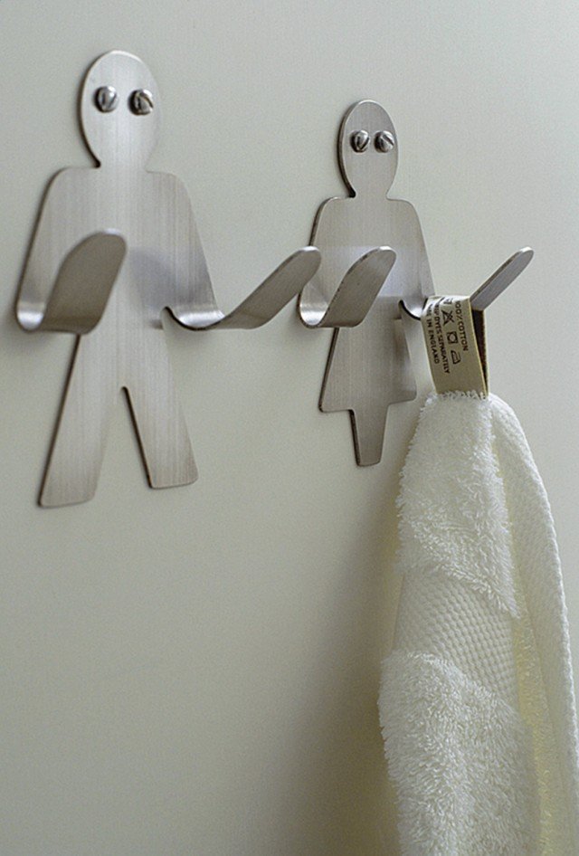 Il pratico set di ganci Mr&Mrs di Moroni Gomma in acciaio da parete è completo di biadesivo e viti con tassello; misura L 15 x H 10 cm costa 22 euro Mr&Mrs di Moroni Gomma www.moronigomma.it Il pratico set di ganci Mr&Mrs di Moroni Gomma in acciaio da parete è completo di biadesivo e viti con tassello; misura L 15 x H 10 cm costa 22 euro Mr&Mrs di Moroni Gomma www.moronigomma.it
