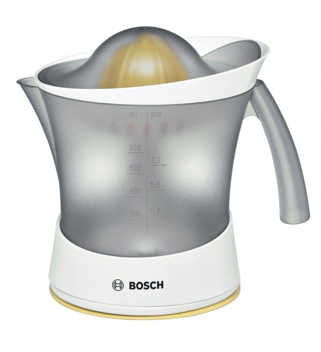 MCP3000 di Bosch che funziona a pressione con movimento alternato, ha caraffa in plastica graduata e cordless da 0,8 litri e cono universale per spremere frutta grande e piccola. Completamente smontabile e lavabile in lavastoviglie, ha potenza di 25 watt. Prezzo 23,10 euro. www.bosch.it MCP3000 di Bosch che funziona a pressione con movimento alternato, ha caraffa in plastica graduata e cordless da 0,8 litri e cono universale per spremere frutta grande e piccola. Completamente smontabile e lavabile in lavastoviglie, ha potenza di 25 watt. Prezzo 23,10 euro. www.bosch.it