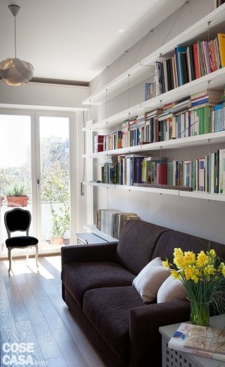 casa-pesaro-fiorentini-stanza-divano casa-pesaro-fiorentini-stanza-divano