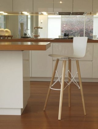 Rap SS di Colico Design è regolabile in altezza, la struttura girevole è disponibile nelle finiture verniciato alluminio, bianco, lino, tortora, caffè, cromo e satinato mentre la seduta in polipropilene è proposta nei colori bianco, lino, tortora e caffè e in policarbonato satinato nelle finiture trasparente e fumé. È adatto sia in interno sia in esterno e proposto anche nella versione Wood con struttura in rovere e acciaio verniciato e seduta realizzata in polipropilene soft touch in vari colori. Misura L 40 x H 77/104 cm, altezza seduta da 53 a 80 cm. Prezzo a partire da 225 euro. www.colico.com Rap SS di Colico Design è regolabile in altezza, la struttura girevole è disponibile nelle finiture verniciato alluminio, bianco, lino, tortora, caffè, cromo e satinato mentre la seduta in polipropilene è proposta nei colori bianco, lino, tortora e caffè e in policarbonato satinato nelle finiture trasparente e fumé. È adatto sia in interno sia in esterno e proposto anche nella versione Wood con struttura in rovere e acciaio verniciato e seduta realizzata in polipropilene soft touch in vari colori. Misura L 40 x H 77/104 cm, altezza seduta da 53 a 80 cm. Prezzo a partire da 225 euro. www.colico.com