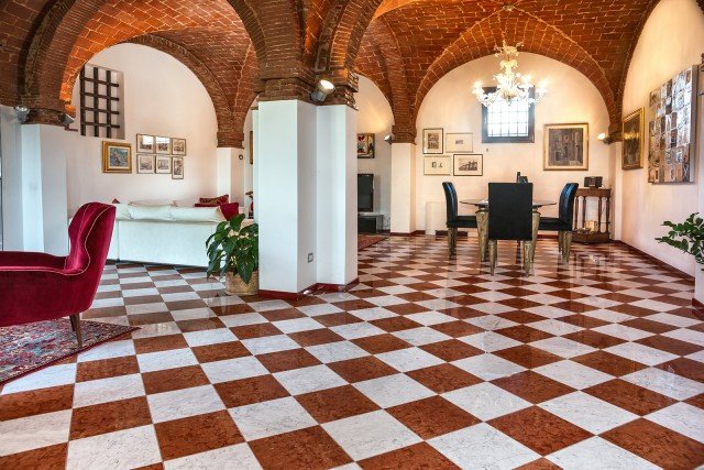 Il pavimento di marmo bianco Carrara e rosso Verona di Cristiani è bisellato e lucidato. È disponibile nel formato 30,5 x 30,5 cm (spessore 10 mm). Prezzo al mq, Iva esclusa, già levigato, marmo bianco Carrara 38 euro, marmo rosso Verona 58 euro. www.cristiani.it Il pavimento di marmo bianco Carrara e rosso Verona di Cristiani è bisellato e lucidato. È disponibile nel formato 30,5 x 30,5 cm (spessore 10 mm). Prezzo al mq, Iva esclusa, già levigato, marmo bianco Carrara 38 euro, marmo rosso Verona 58 euro. www.cristiani.it