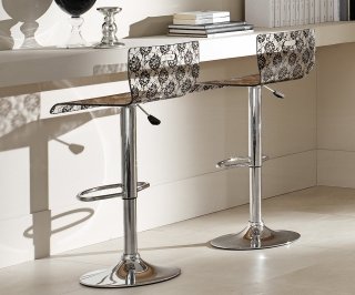 Lo sgabello Rebecca di Eurosedia Design ha struttura in metallo in finitura cromata con alzata a gas e seduta monostampo realizzata in metacrilato. È disponibile in una vasta gamma di colori oltre all’originale trama Pizzo bianco o nero. Misura L 39 x P 40 x H 79/101 cm, altezza seduta da 56 a 78,5 cm. Prezzo 147,99 euro. www.eurosedia.it Lo sgabello Rebecca di Eurosedia Design ha struttura in metallo in finitura cromata con alzata a gas e seduta monostampo realizzata in metacrilato. È disponibile in una vasta gamma di colori oltre all’originale trama Pizzo bianco o nero. Misura L 39 x P 40 x H 79/101 cm, altezza seduta da 56 a 78,5 cm. Prezzo 147,99 euro. www.eurosedia.it