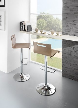 Base cromata e seduta in multistrati di rovere tinto per lo sgabello Maximo SG353gas di Friulsedie sud. La seduta ergonomica e realizzabile anche nelle finiture ciliegio chiaro, laccato opaco bianco, fango o antracite, wengè e laccato a poro aperto bianco, fango o antracite. Disponibile anche nella versione a 4 gambe e 2 altezze. Misura L 48 x H 82 cn, altezza seduta da 59 a 81 cm. Prezzo 262 euro. www.friulsediesud.it Base cromata e seduta in multistrati di rovere tinto per lo sgabello Maximo SG353gas di Friulsedie sud. La seduta ergonomica e realizzabile anche nelle finiture ciliegio chiaro, laccato opaco bianco, fango o antracite, wengè e laccato a poro aperto bianco, fango o antracite. Disponibile anche nella versione a 4 gambe e 2 altezze. Misura L 48 x H 82 cn, altezza seduta da 59 a 81 cm. Prezzo 262 euro. www.friulsediesud.it