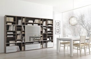 La suddivisione diversificata dei vani è pratica perché consente di riporre un po’ di tutto: dai maxi volumi alle edizioni tascabili, a qualche oggetto da collezione fino alle raccolte di 33 giri. Il pannello scorrevole in vetro satinato è sufficiente per mimetizzare la tv senza cambiare volto al mobile. I cassettoni estraibili, invece, sono utili per riporre tutto ciò che può essere impilato, come i servizi di piatti e la biancheria per la tavola. a struttura in rovere grigio con cassettoni grigio chiaro e anta scorrevole in vetro reflex la libreria che misura L 307,2 x P 42 x H 195,2 cm, ed esclusa Iva, costa 3.008 euro Comp. 306 di Giessegi www.giessegi.it La suddivisione diversificata dei vani è pratica perché consente di riporre un po’ di tutto: dai maxi volumi alle edizioni tascabili, a qualche oggetto da collezione fino alle raccolte di 33 giri. Il pannello scorrevole in vetro satinato è sufficiente per mimetizzare la tv senza cambiare volto al mobile. I cassettoni estraibili, invece, sono utili per riporre tutto ciò che può essere impilato, come i servizi di piatti e la biancheria per la tavola. a struttura in rovere grigio con cassettoni grigio chiaro e anta scorrevole in vetro reflex la libreria che misura L 307,2 x P 42 x H 195,2 cm, ed esclusa Iva, costa 3.008 euro Comp. 306 di Giessegi www.giessegi.it