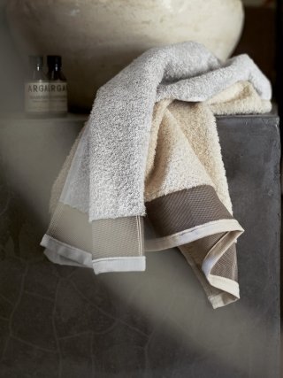 Le spugne jacquard Berberis della collezione Naturae di Gabel sono realizzate in puro cotone idrofilo con cesello tinto in filo. L’asciugamano medio misura L 60 x P 110 cm, quello per ospite L 40 x P 60 cm. Prezzo del set medio e ospite 15 euro. www.gabelgroup.it Le spugne jacquard Berberis della collezione Naturae di Gabel sono realizzate in puro cotone idrofilo con cesello tinto in filo. L’asciugamano medio misura L 60 x P 110 cm, quello per ospite L 40 x P 60 cm. Prezzo del set medio e ospite 15 euro. www.gabelgroup.it