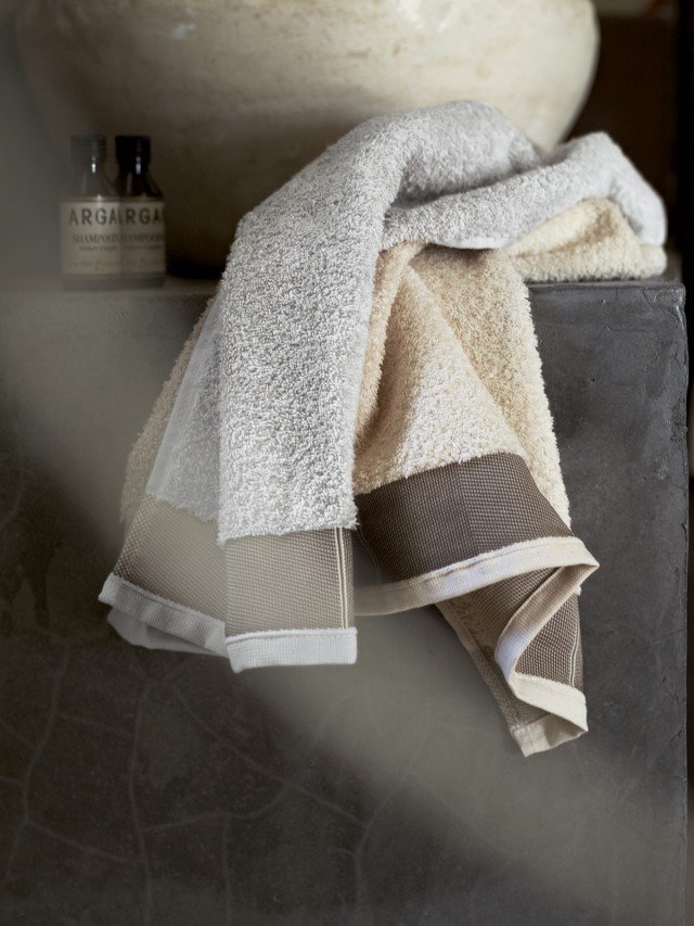 Le spugne jacquard Berberis della collezione Naturae di Gabel sono realizzate in puro cotone idrofilo con cesello tinto in filo. L’asciugamano medio misura L 60 x P 110 cm, quello per ospite L 40 x P 60 cm. Prezzo del set medio e ospite 15 euro. www.gabelgroup.it Le spugne jacquard Berberis della collezione Naturae di Gabel sono realizzate in puro cotone idrofilo con cesello tinto in filo. L’asciugamano medio misura L 60 x P 110 cm, quello per ospite L 40 x P 60 cm. Prezzo del set medio e ospite 15 euro. www.gabelgroup.it