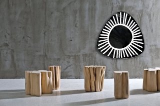 Il contorno dello specchio Brick 98 di Gervasoni si ispira ai disegni tribali nella decorazione laccata bianca che caratterizza e sostituisce la cornice. Ha forma irregolare lo specchio proposto con differenti fogge, misure e decori; nella misura L 75 x H 75 cm, prezzo 602 euro <strong>www.gervasoni1882.com</strong> Il contorno dello specchio Brick 98 di Gervasoni si ispira ai disegni tribali nella decorazione laccata bianca che caratterizza e sostituisce la cornice. Ha forma irregolare lo specchio proposto con differenti fogge, misure e decori; nella misura L 75 x H 75 cm, prezzo 602 euro <strong>www.gervasoni1882.com</strong>