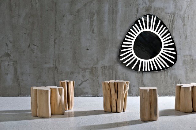 Il contorno dello specchio Brick 98 di Gervasoni si ispira ai disegni tribali nella decorazione laccata bianca che caratterizza e sostituisce la cornice. Ha forma irregolare lo specchio proposto con differenti fogge, misure e decori; nella misura L 75 x H 75 cm, prezzo 602 euro <strong>www.gervasoni1882.com</strong> Il contorno dello specchio Brick 98 di Gervasoni si ispira ai disegni tribali nella decorazione laccata bianca che caratterizza e sostituisce la cornice. Ha forma irregolare lo specchio proposto con differenti fogge, misure e decori; nella misura L 75 x H 75 cm, prezzo 602 euro <strong>www.gervasoni1882.com</strong>