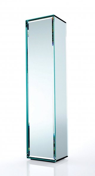 Il mobile specchio Prism mirror di Glas Italia è interamente in cristallo specchiato. Si tratta di un piccolo contenitore a forma di parallelepipedo, dotato di un’anta con apertura push-pull. Ha l’interno in legno di rovere moro con ripiani regolabili. Misura L 44 x P 46 x H 195 cm; prezzo 2.384 euro <strong>www.glasitalia.com</strong> Il mobile specchio Prism mirror di Glas Italia è interamente in cristallo specchiato. Si tratta di un piccolo contenitore a forma di parallelepipedo, dotato di un’anta con apertura push-pull. Ha l’interno in legno di rovere moro con ripiani regolabili. Misura L 44 x P 46 x H 195 cm; prezzo 2.384 euro <strong>www.glasitalia.com</strong>